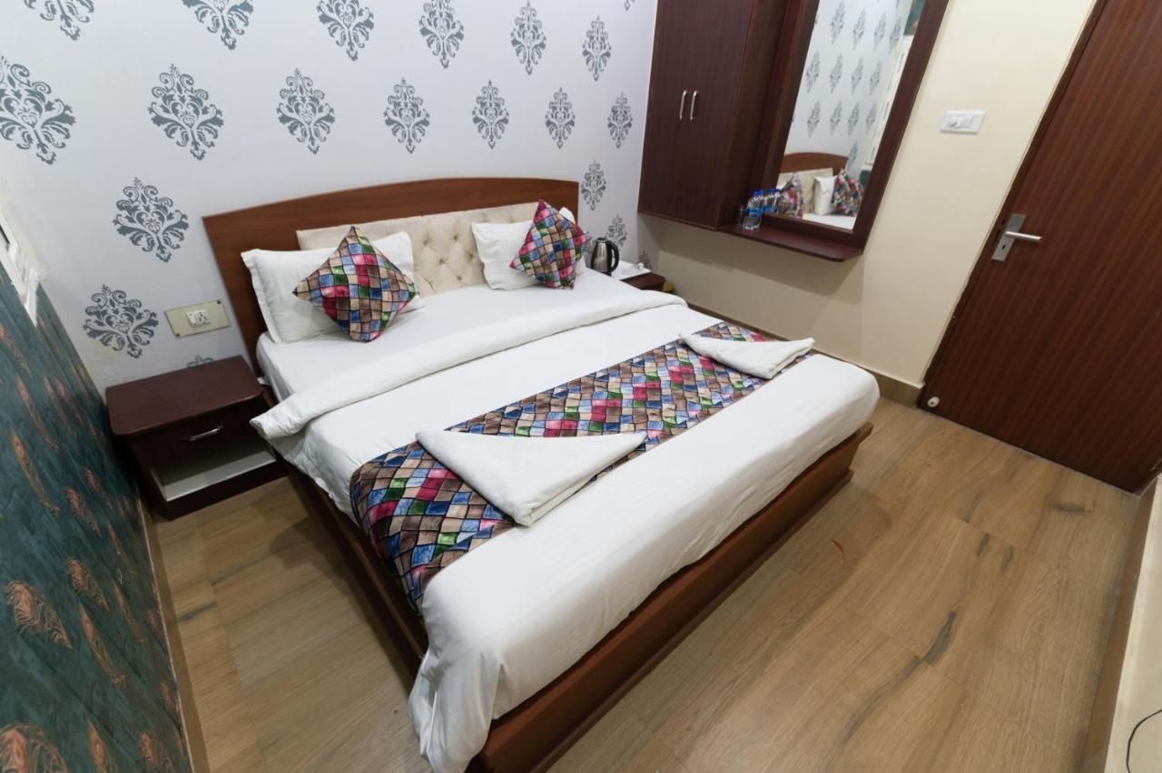 The Century Plaza Hotel Варанаси Екстериор снимка