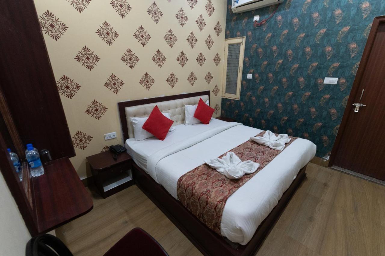 The Century Plaza Hotel Варанаси Екстериор снимка