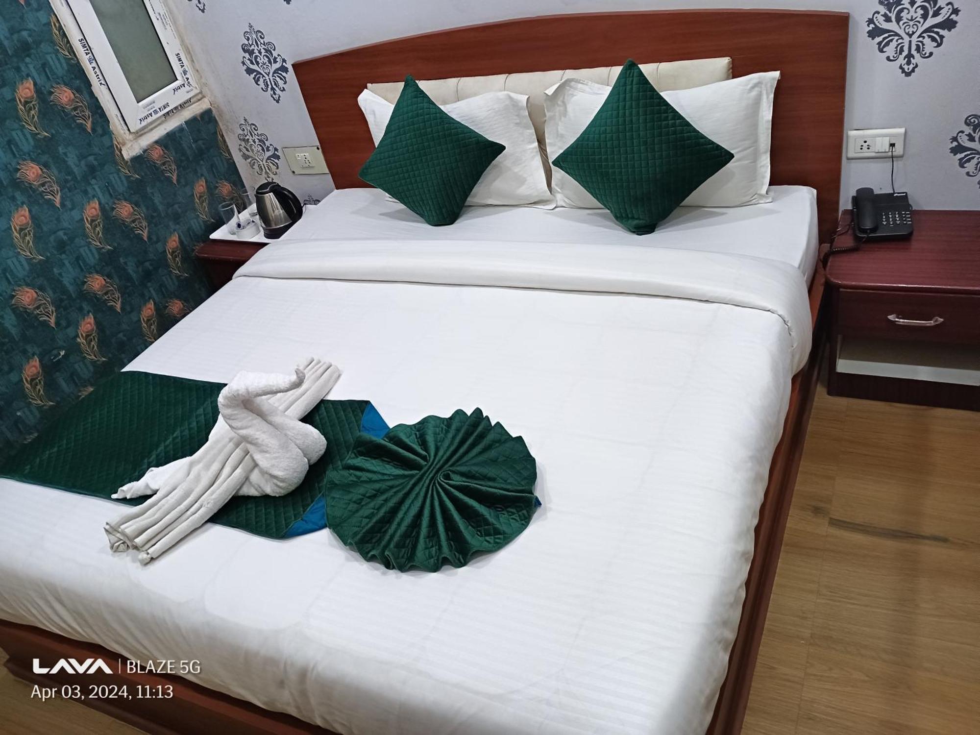 The Century Plaza Hotel Варанаси Екстериор снимка