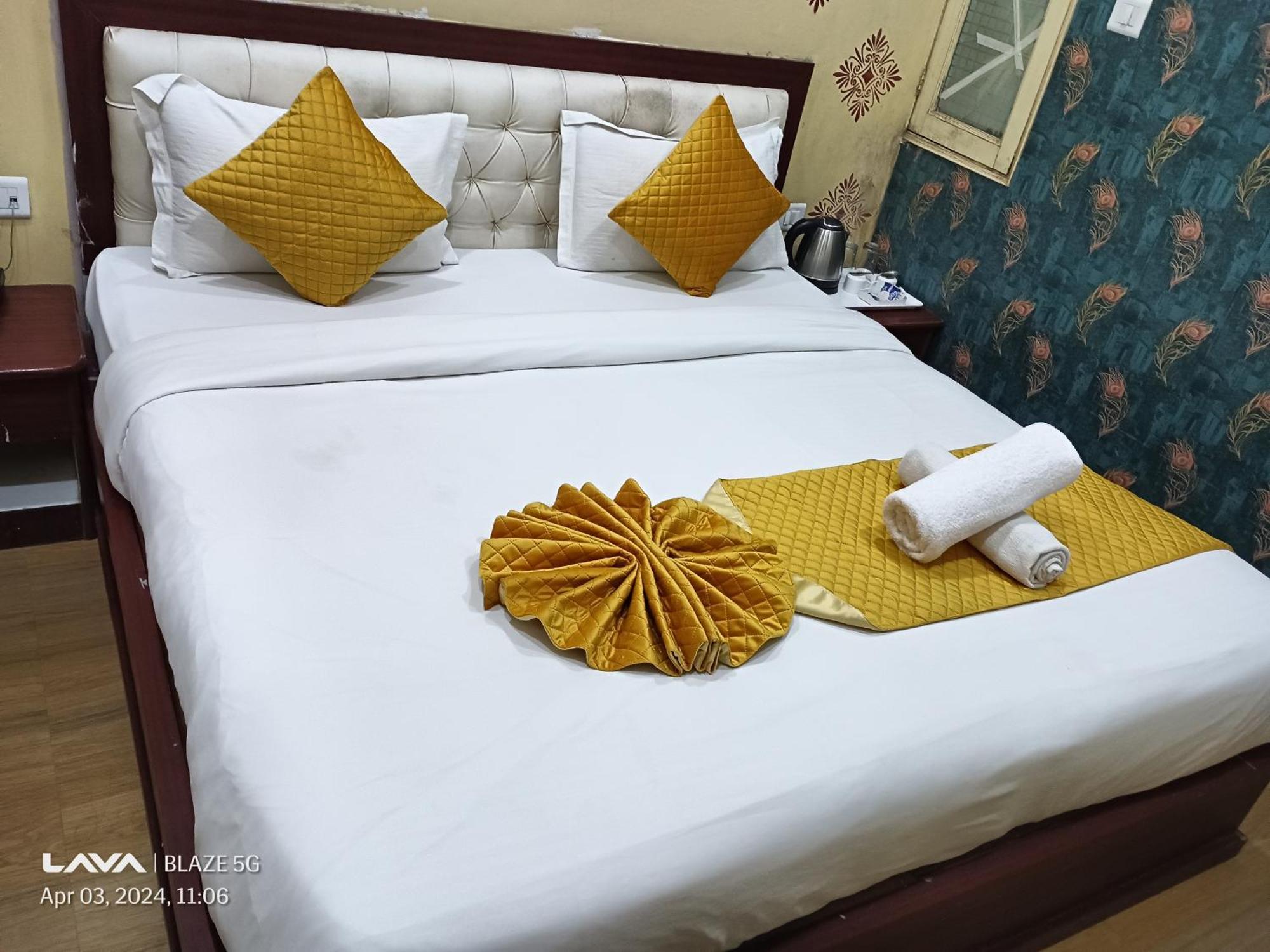 The Century Plaza Hotel Варанаси Екстериор снимка